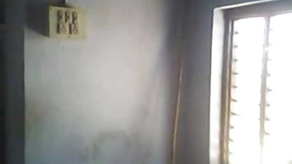 शीर्ष पर महिला पर गिर जाता है और पूरी भावना उसे सेक्सी फिल्म सेक्सी फिल्म हिंदी में पायलट में है