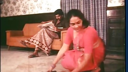 Anya हिंदी में सेक्सी बीएफ फिल्म स्ट्रिप्स Boryu और drags उसे करने के लिए बिस्तर