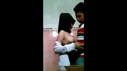 वह आदमी में अपने दोनों छेद डाल रहा बॉलीवुड फिल्म सेक्सी वीडियो है ।