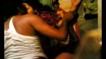 एक पुरुषों के शौचालय में सेक्सी फिल्म देखने में एक डिक पर कूदते