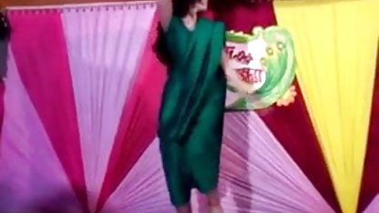 सड़क पर जबरदस्त हिंदी फिल्म वीडियो में सेक्सी चुदाई