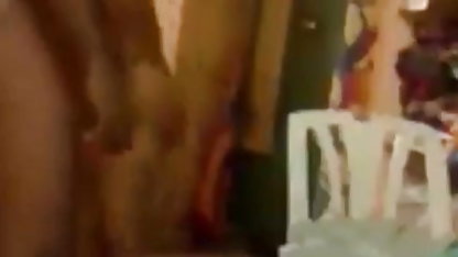 वह आयताकार दिलडू ले गई और उसे वापस गलियारे में भेज सेक्सी वाली वीडियो फिल्म दिया ।