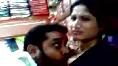 ताजी हवा में सेक्सी फिल्म पिक्चर वीडियो में एक पेड़ के नीचे एकांत