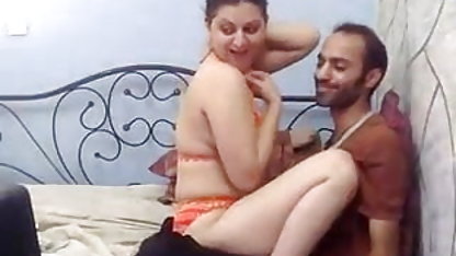 वह दो हाथ के साथ उसे caresses सेक्सी में हिंदी मूवी