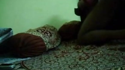 एक शौकिया कैमरा ब्लू पिक्चर वीडियो में सेक्स लेंस के सामने दो छड़ें फेंकी ।